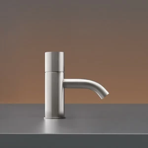 Столб кран для подключения горячей или холодной воды; Н. 135 мм  GIO80 CEADESIGN