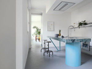 Кухня с островом без ручек на заказ