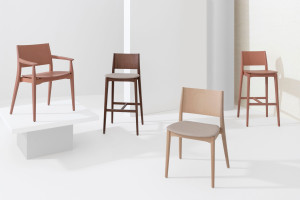 Высокий стул из бука с мягким сиденьем