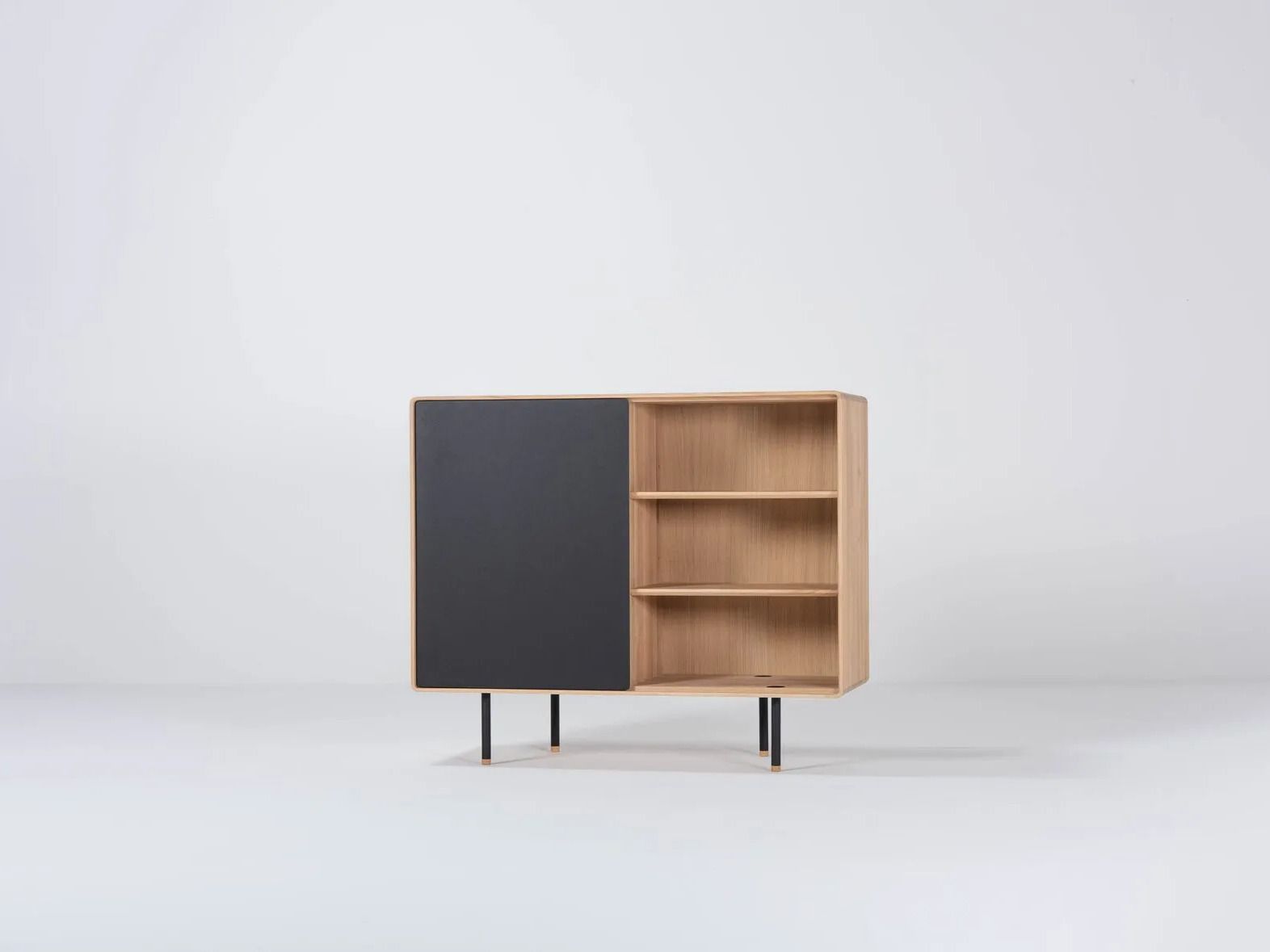 Шкаф из дуба с распашными дверцами Gazzda ARCH-00109584 - Вид №3