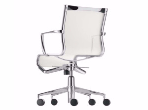 Регулируемое по высоте офисное кресло с колесами и подлокотниками