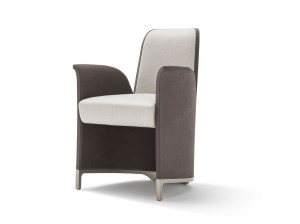 Кожаное кресло с подлокотниками