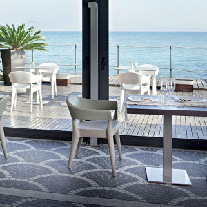 Квадратный стол в облагороженном