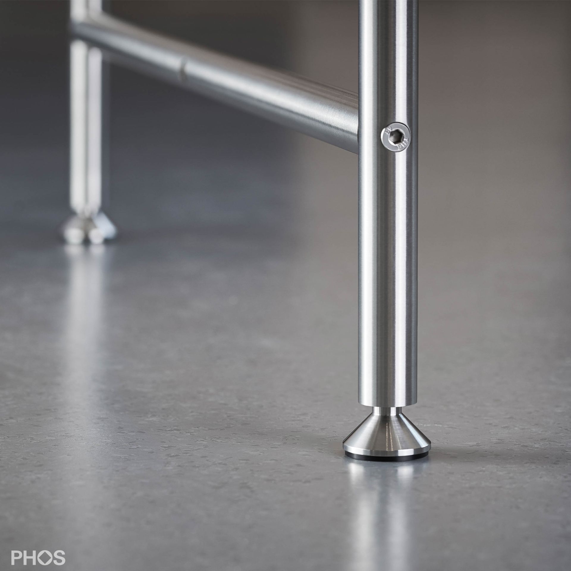 KATI-T1-TG Стол Karlsruher - барный стол t1 Каркас стола с регулируемой перекладиной, 58 x 58 x 102,5 см, изготовлен из нержавеющей стали, матовой и шлифованной. PHOS  - Вид №3