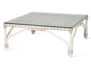 Плетеный квадратный низкий садовый столик