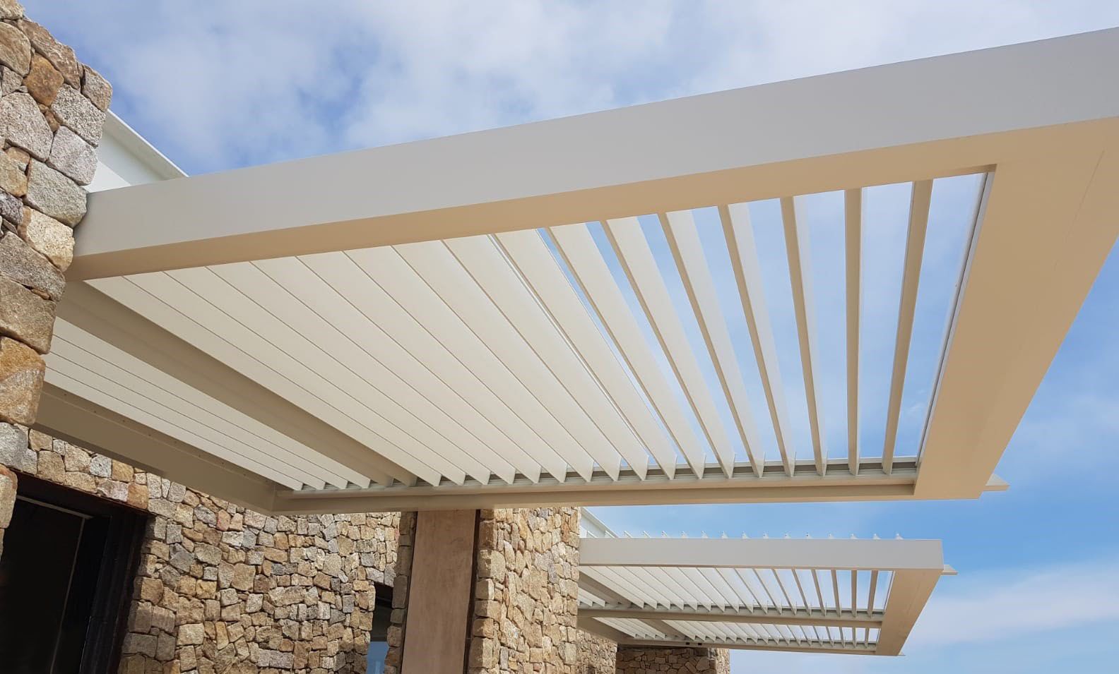 Самонесущая пергола из алюминия с поворотными пластинами STUDIO 66 BLADE 230 ARCH-00000811 - Вид №7