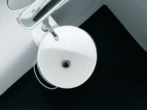 Круглая раковина с держателем для полотенец