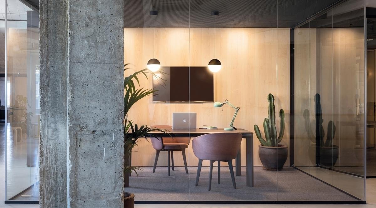 089366 Мягкое кресло с деревянными ножками Expormim Huma  - Вид №1