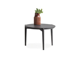 Круглый журнальный столик из массива дерева