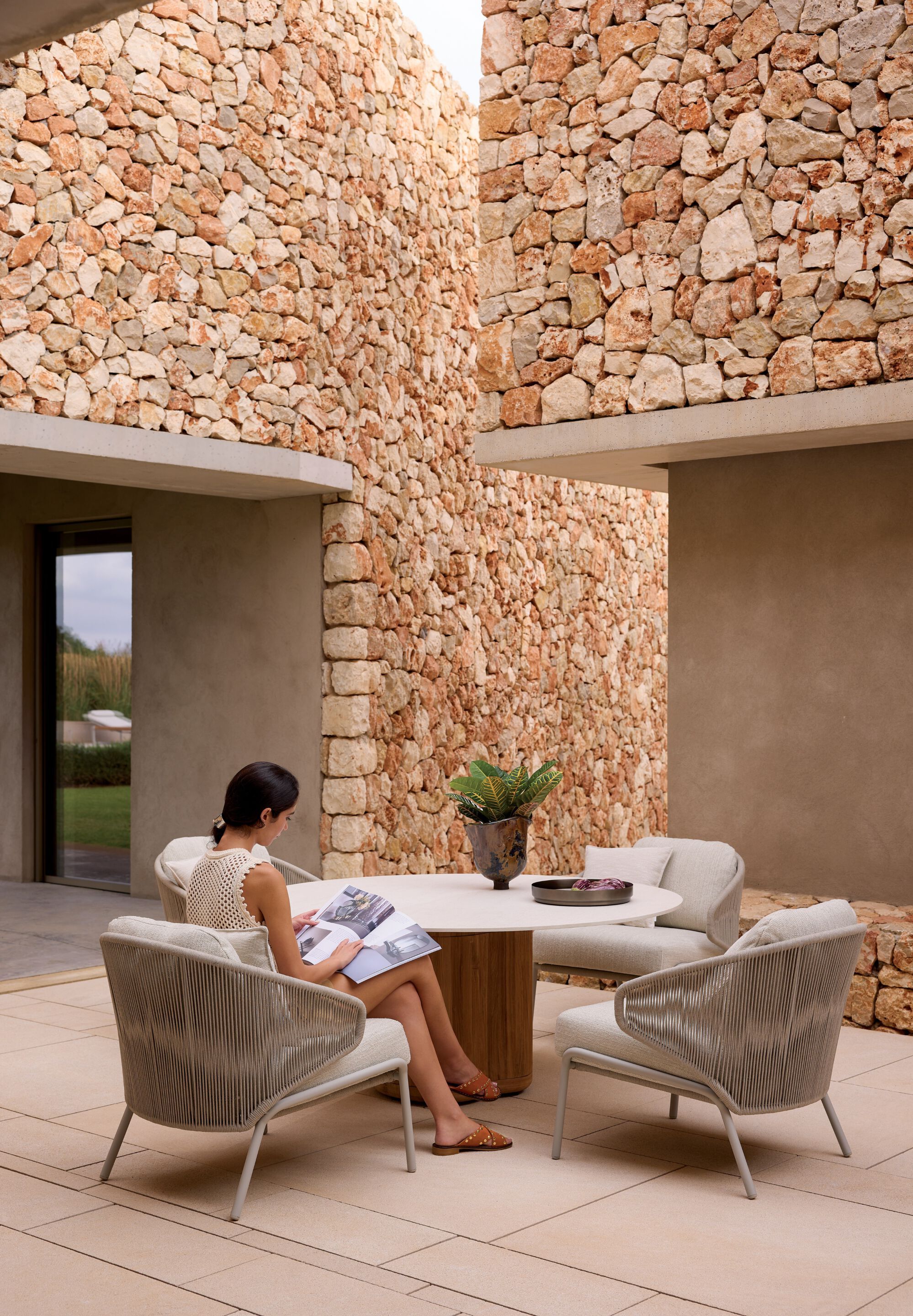 Круглый керамический обеденный стол с колесами MANUTTI Ogado ARCH-00038109 - Вид №1