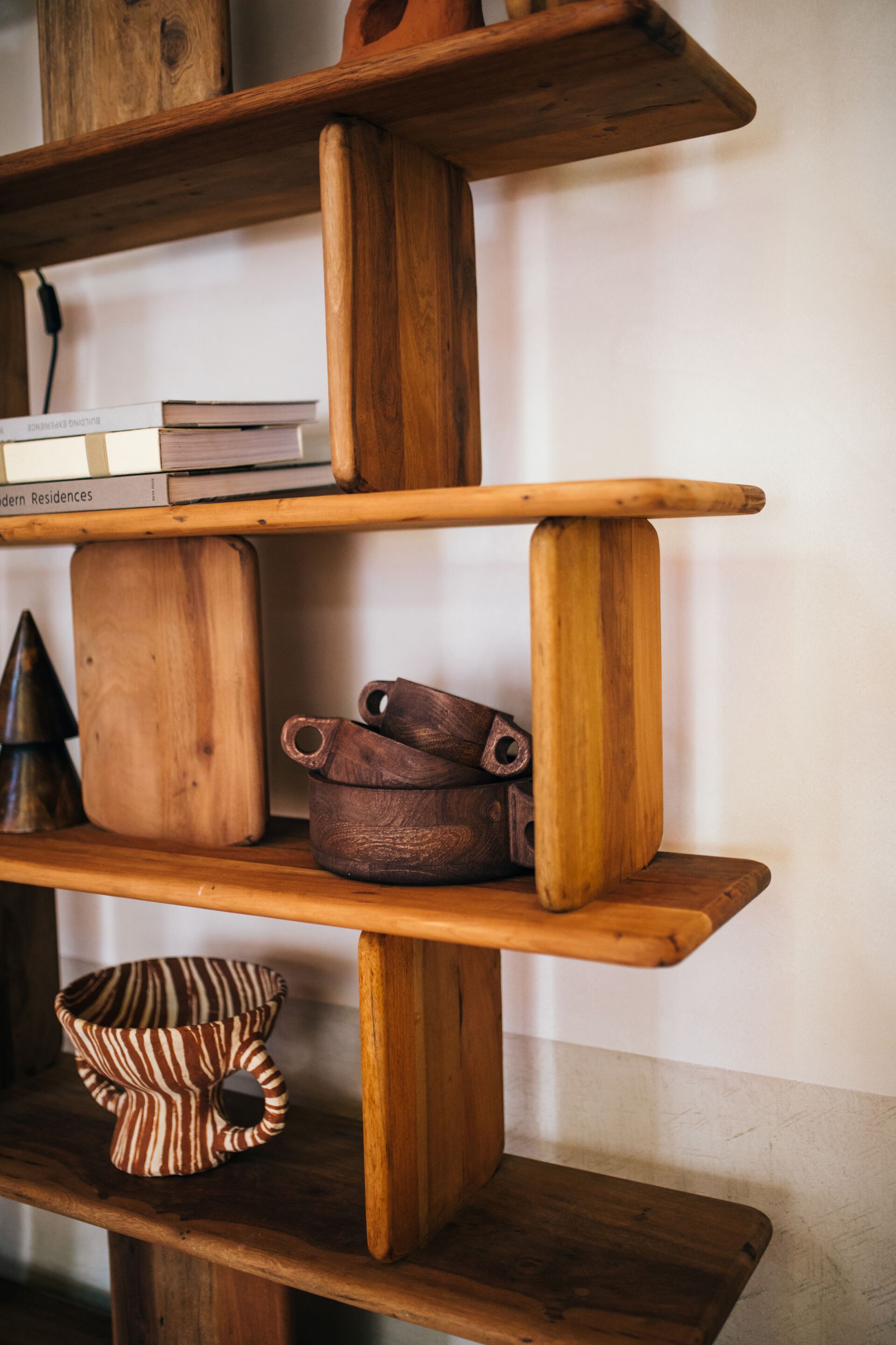 Рециркулированный деревянный самонесущий книжный шкаф POMAX ARCH-00106516 - Вид №4