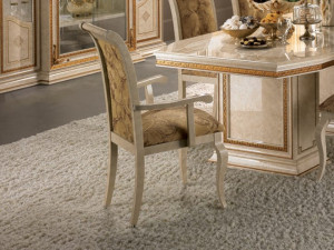 Мягкий стул с подлокотниками