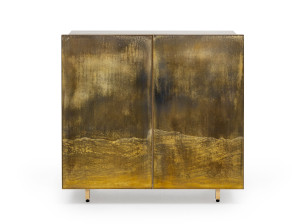 Деревянный сервант со стеклянными распашными дверями