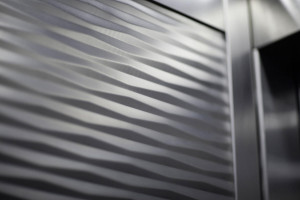 FSRT848 Нержавеющая сталь с отделкой из каймы и карбоном; стойки и поручни из нержавеющей стали, матовая отделка, показано в интерьере лифта levelc-2000n в северо-западном университете - 1201 дэвис, 1801 клен, 1800 sherman, fisk hall & jacobs center, эван