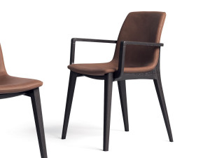 Кожаный стул с подлокотниками