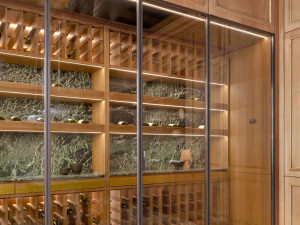 Винный погреб из грецкого ореха