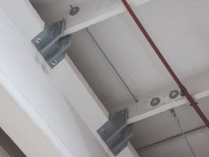 Система ограничения бинервированной черепицы и двойной наклонной балки