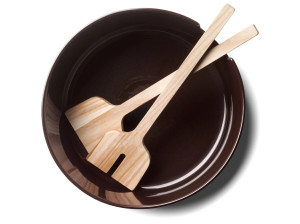 Фарфоровая салатница с деревянными столовыми приборами