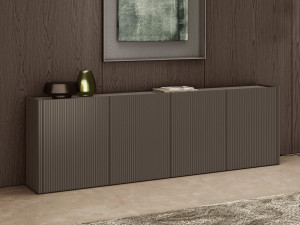 Деревянный шкаф с распашными дверями