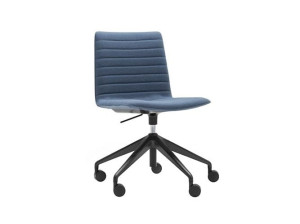 Офисное кресло с регулируемой высотой и подлокотниками с 5 спицами