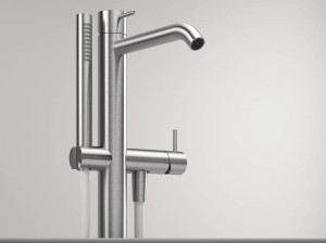 Смеситель для ванны с ручным душем