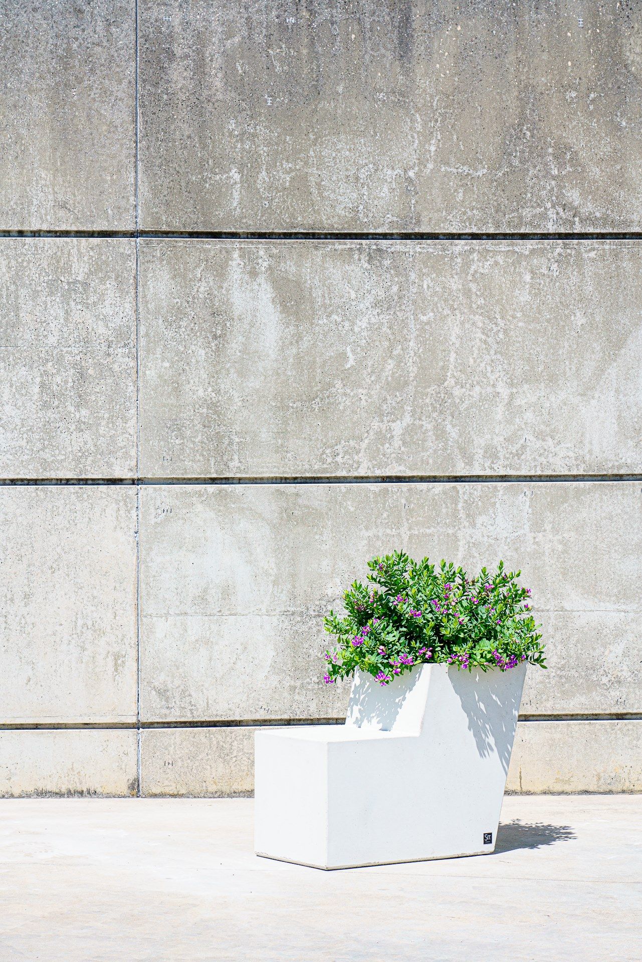 Бетонная скамейка со встроенным плантатором SIT форма ARCH-00022083 - Вид №1