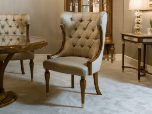 Мягкий стул из ткани с высокой спинкой