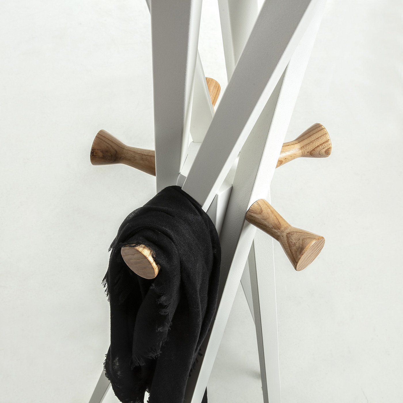 063799 Вешалка Benzara металлическая белая La Forma Chelsey 