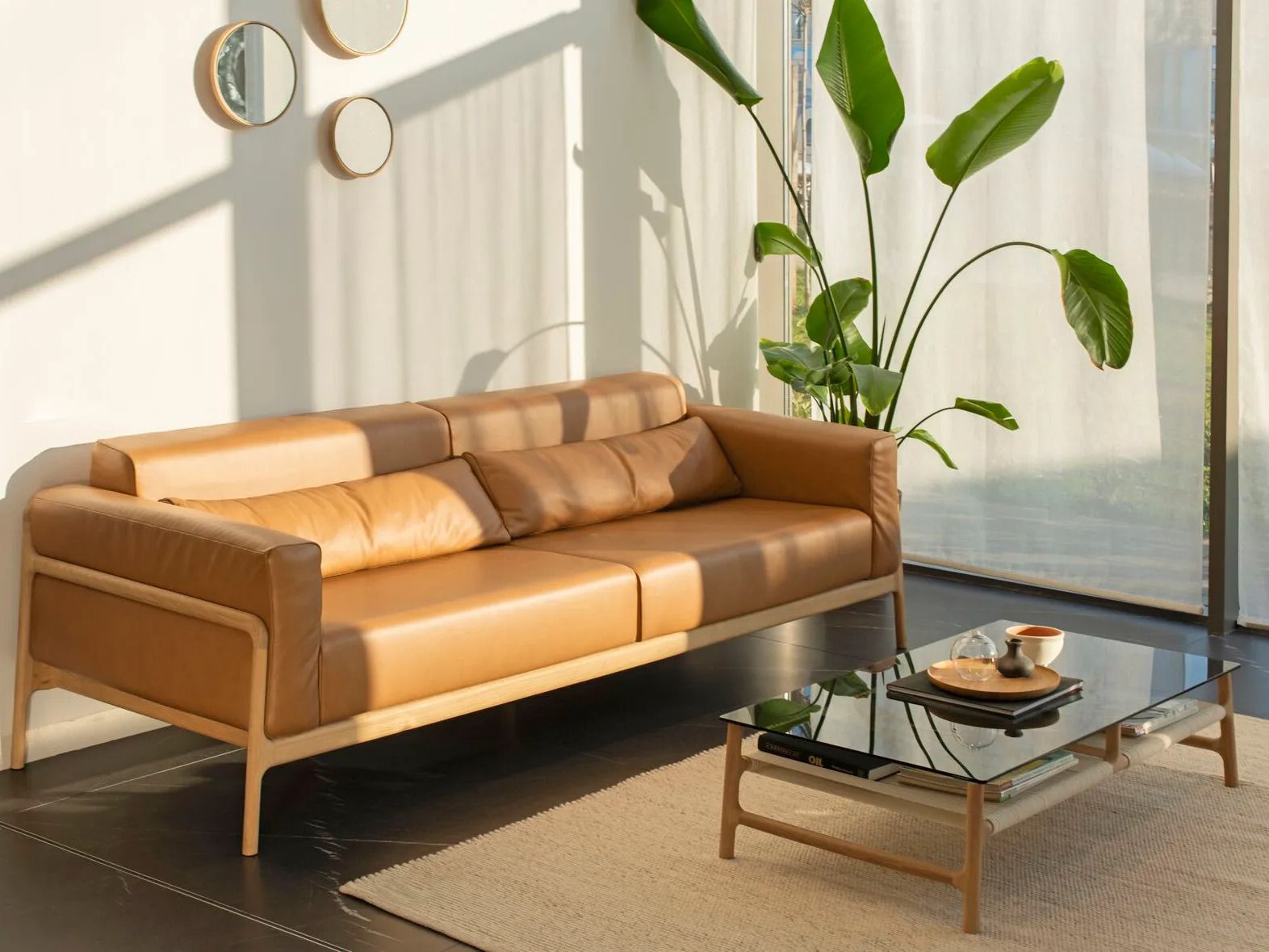 Низкий прямоугольный журнальный столик из дерева и стекла Gazzda Фавн ARCH-00029842 - Вид №6