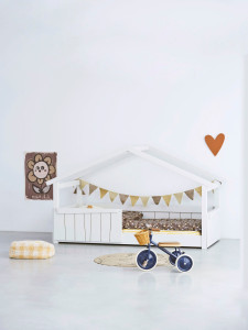 Деревянная односпальная кровать