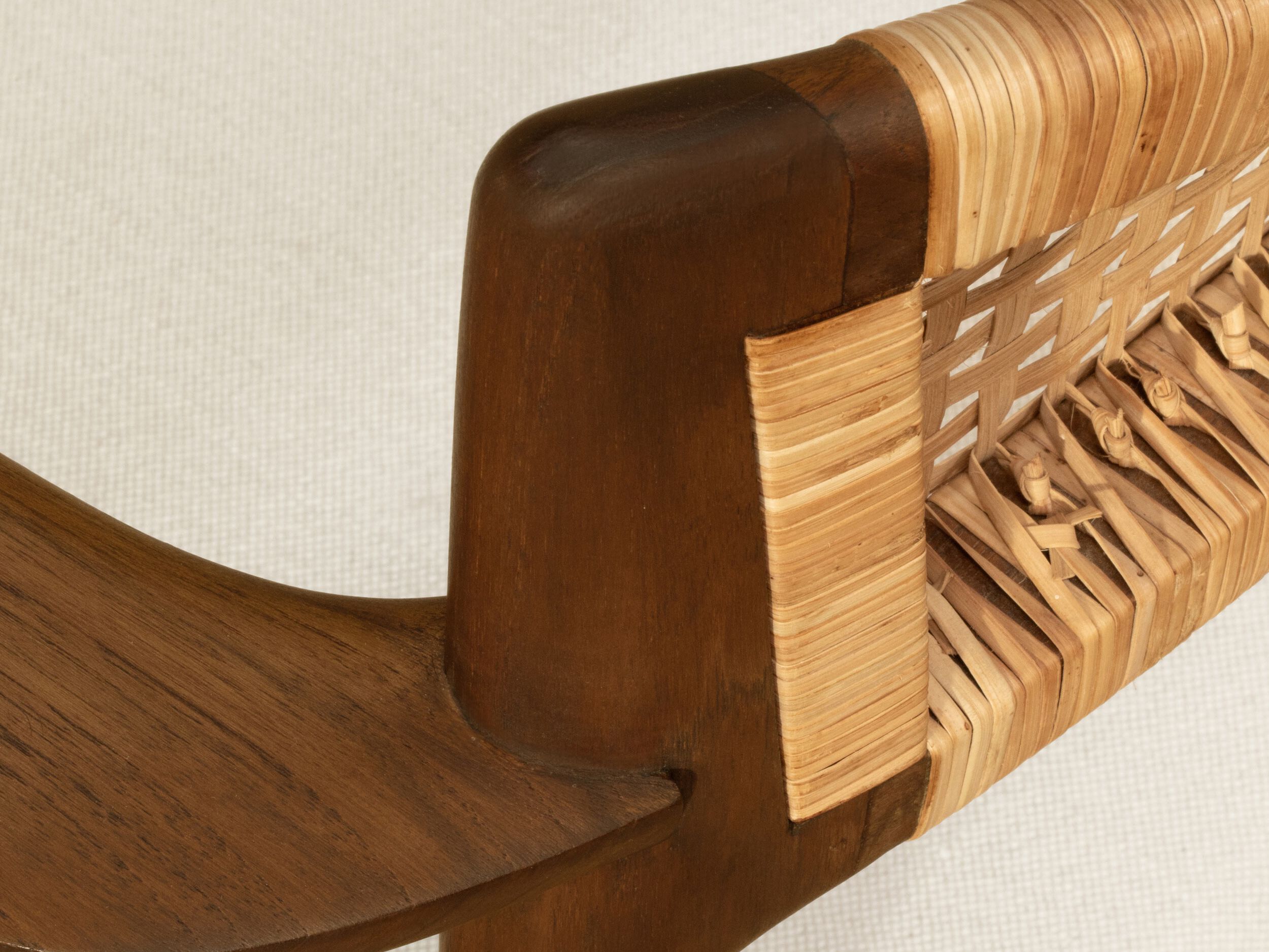 Мягкий стул из тикового дерева с подлокотниками Phantom Hands Tangāli ARCH-00109147 - Вид №4