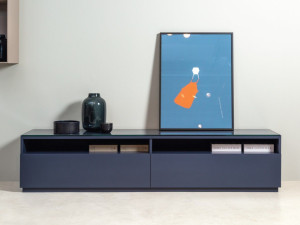 Низкий деревянный шкаф для телевизора с ящиками