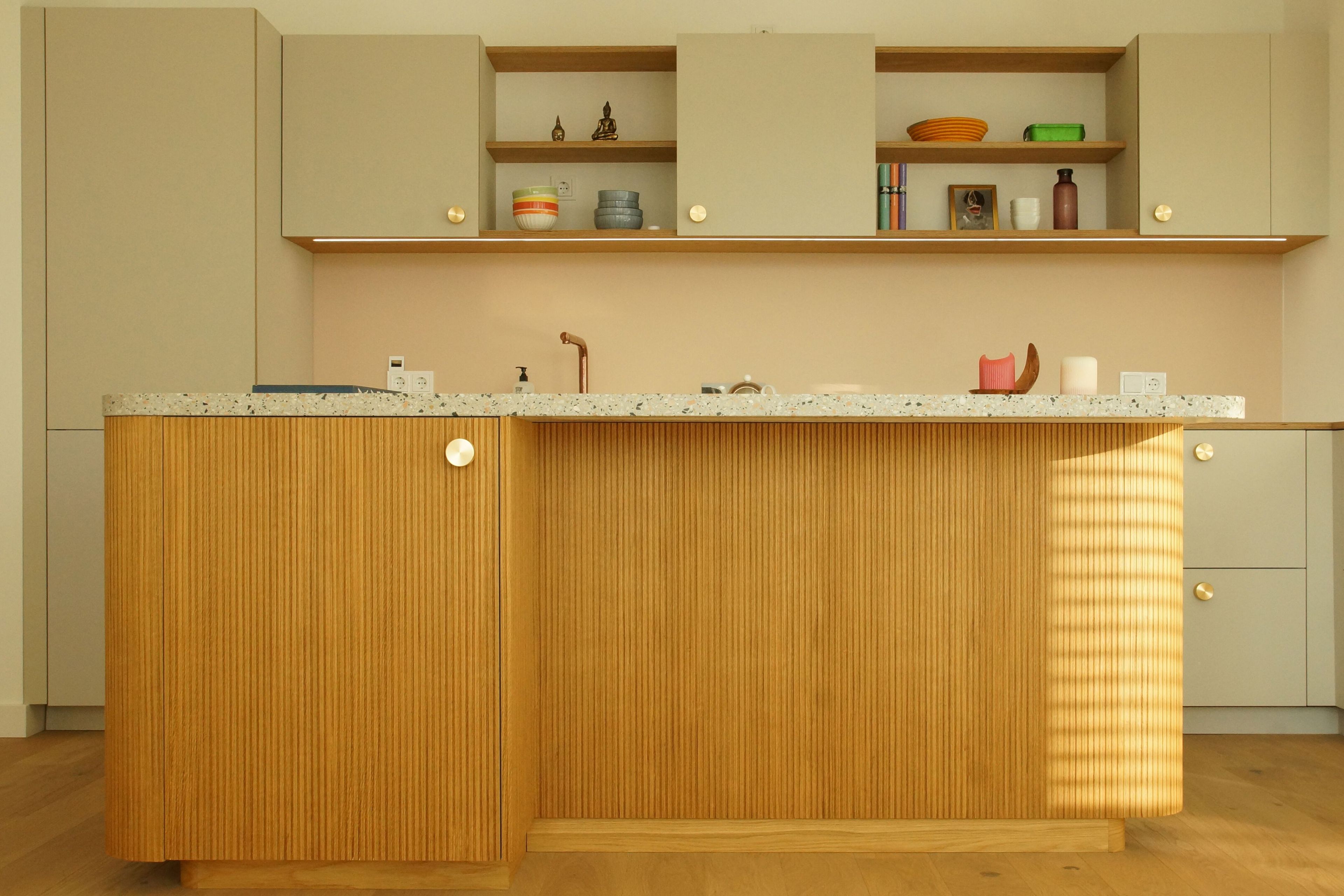 Встроенная кухня из линолеума с островом Neuvermoebelt КУХОННЫЕ СИСТЕМЫ SMART LINE ARCH-00058208