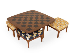 Деревянный шахматный стол