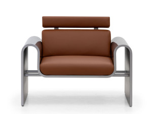 Кожаное и деревянное кресло с подлокотниками