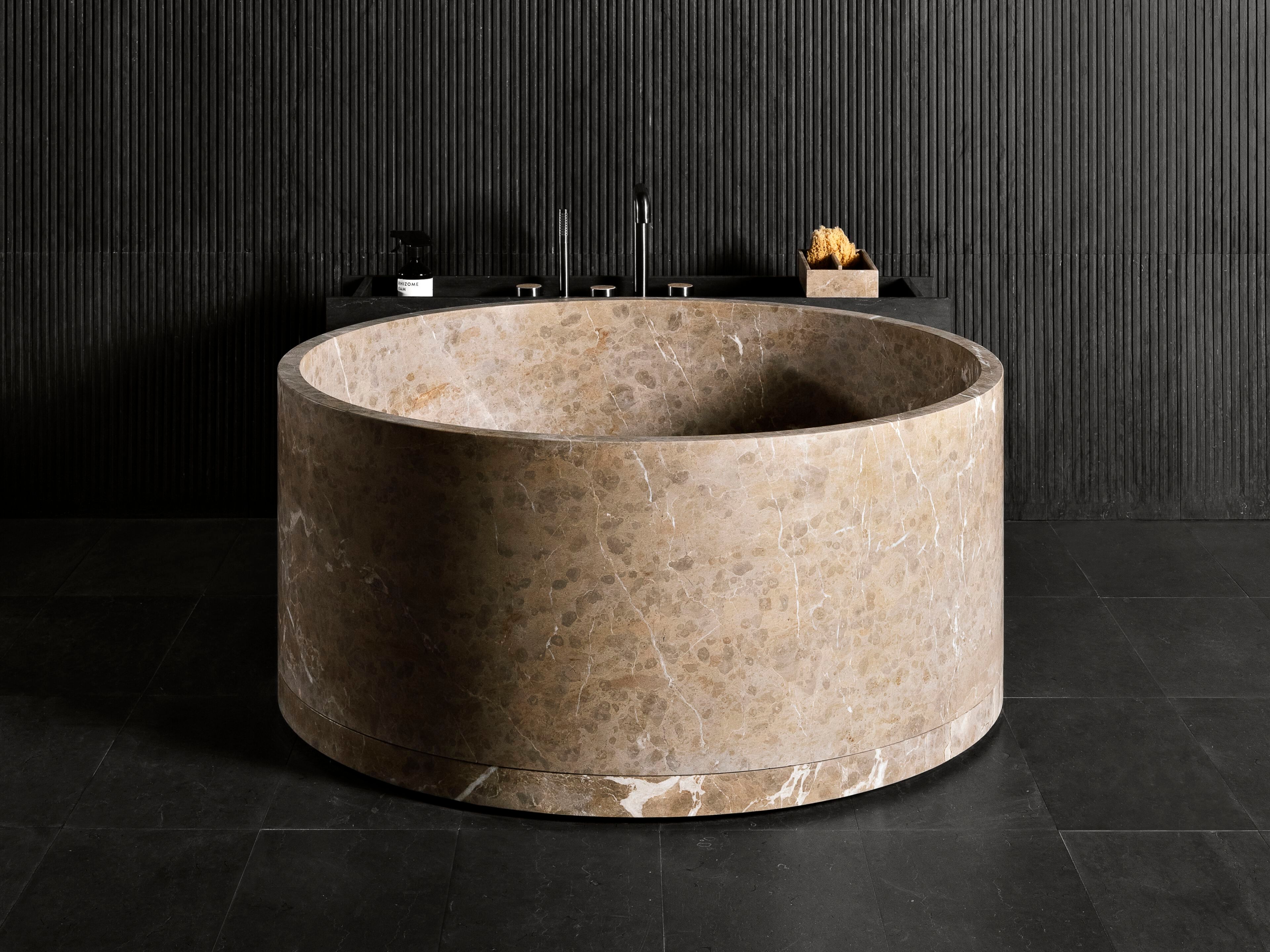 Круглая ванна в центре комнаты из мрамора LUCE DI CARRARA Passage ARCH-00126353