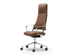 Кожаное вращающееся офисное кресло с высокой спинкой