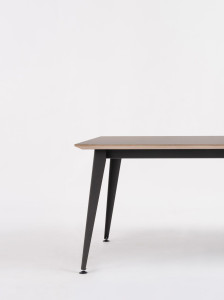 Деревянный прямоугольный стол