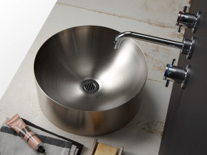 Один круглый металлический умывальник