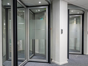 Поворотная дверь безопасности