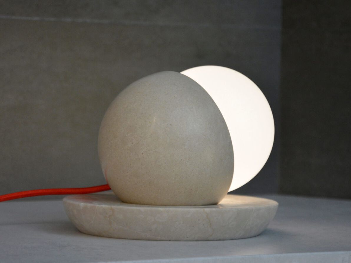 Светодиодная настольная лампа из камня Brillamenti Луна ARCH-00063822