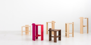 Высокий барный стул из массива дерева