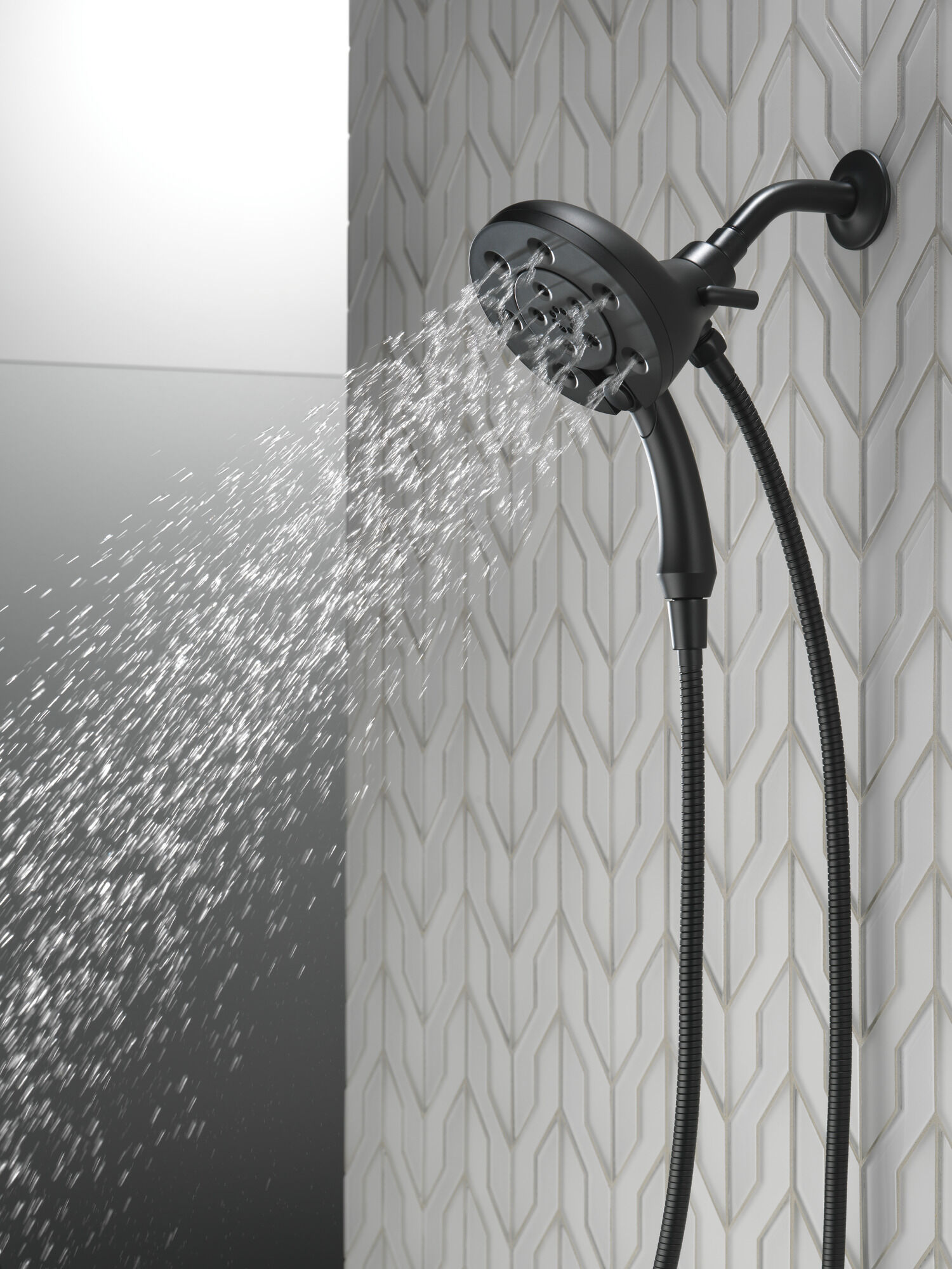 58472-BL H2Okinetic® In2ition® Душ два в одном с 4 настройками Delta Faucet Universal Showering Матовый черный  - Вид №10
