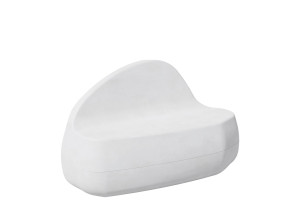 Изогнутая бетонная скамья со спинкой