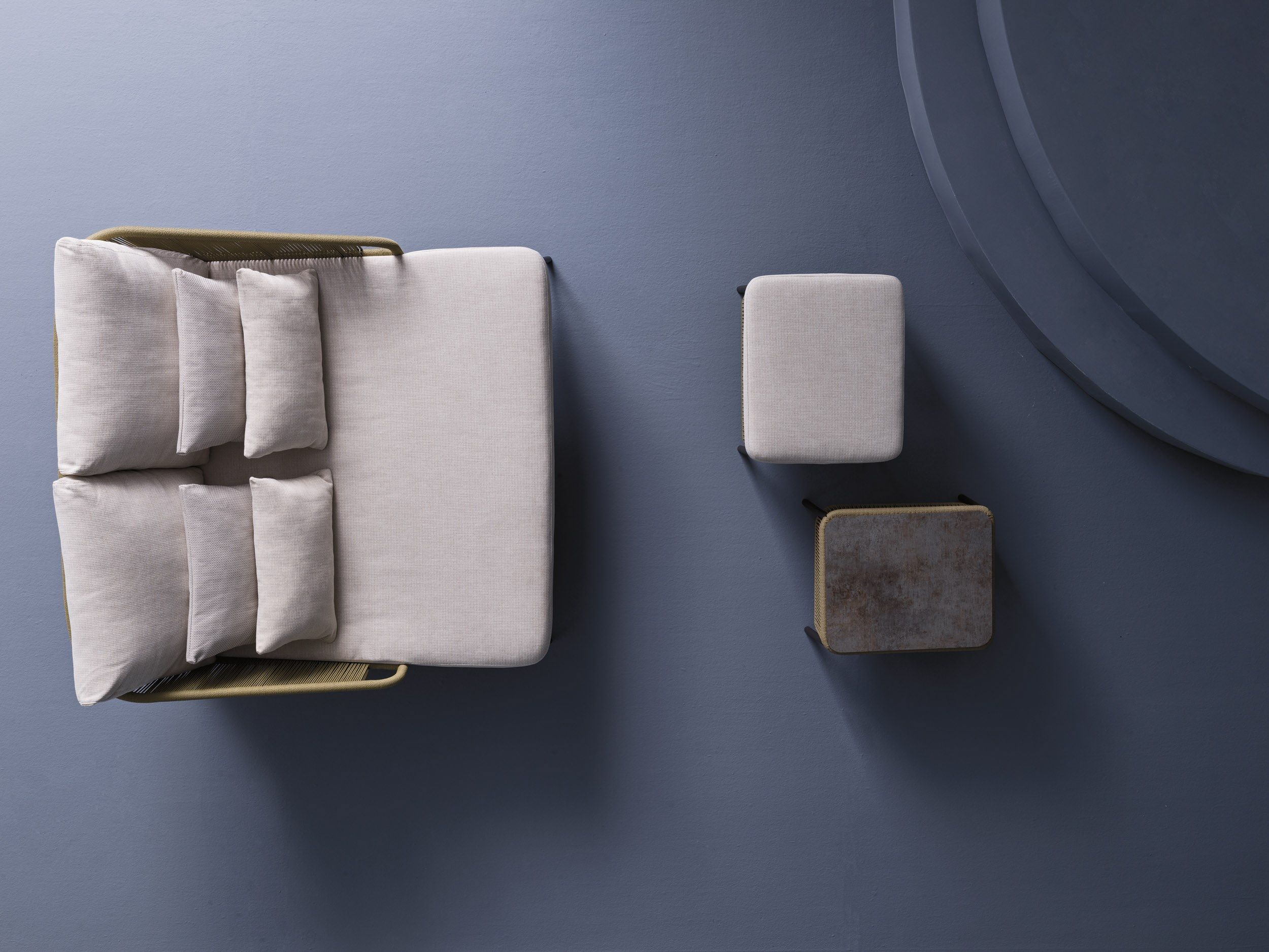 Садовый журнальный столик из синтетического волокна Varaschin крикет ARCH-00037167 - Вид №2