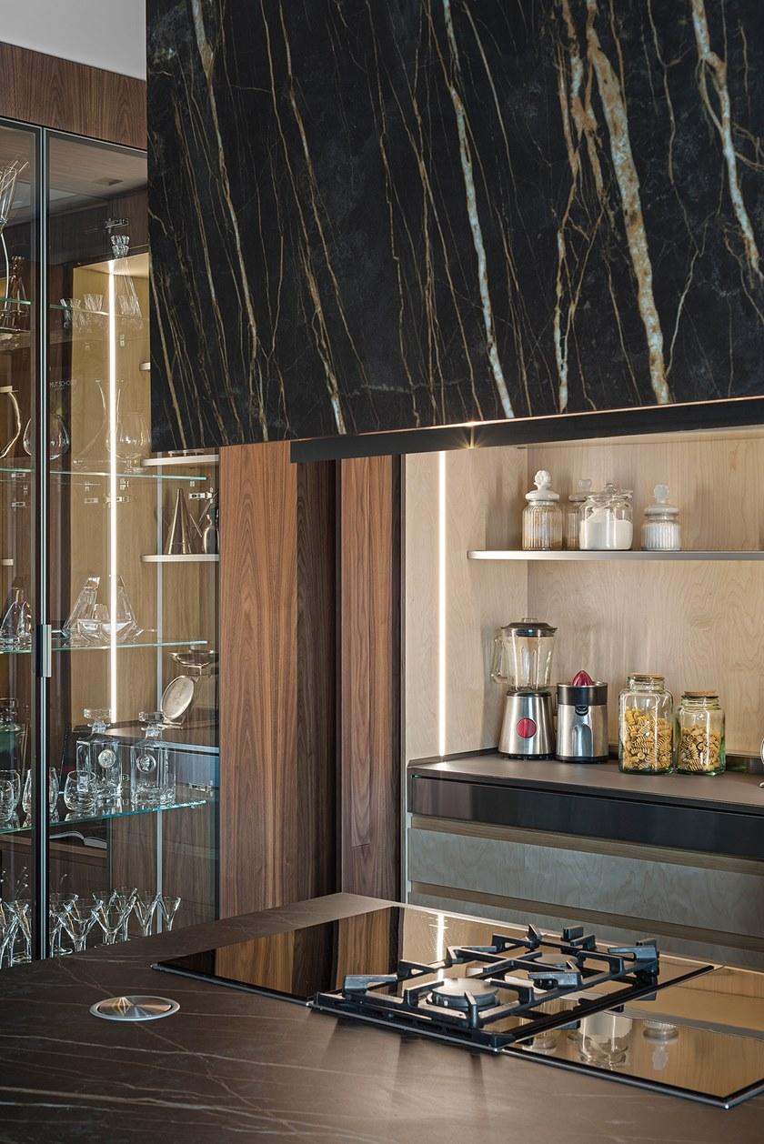 TM Italia Cucine Линейная кухня с островом и внутристенной витриной sun-id-1433471 - Вид №2