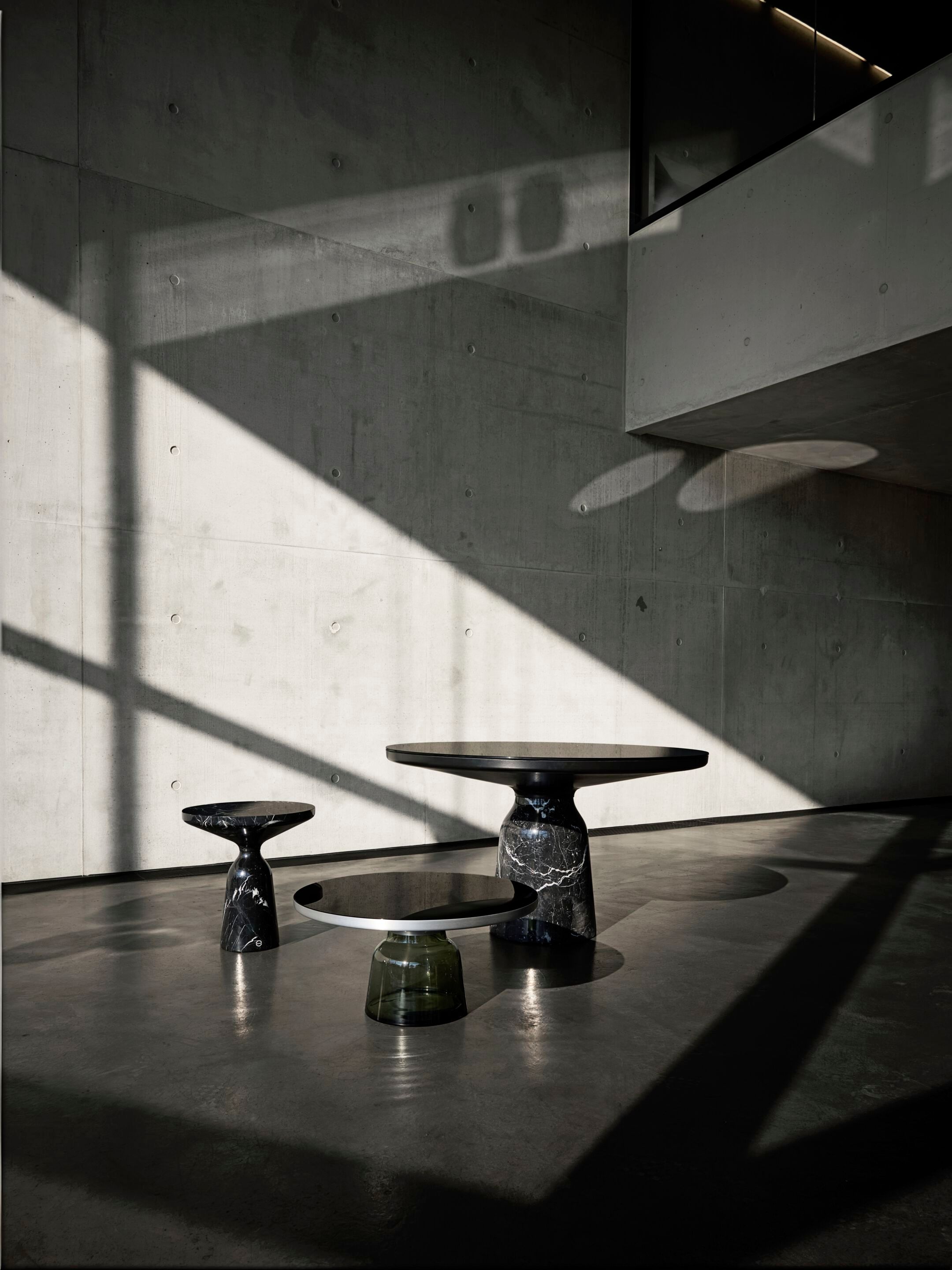 Круглый журнальный столик из алюминия и выдувного стекла Classicon Белл ARCH-00010325