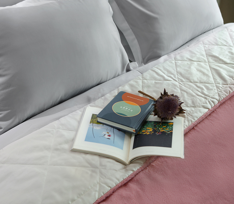 Модное цветовое решение пледа PINK NECTAR станет стильным акцентом для молодежного интерьера, уютной спальни, милой детской, оживит современную гостиную. Невероятно нежная фактура высококачественного припыленного розового цвета эко-меха прекрасно согреет Victoria Stenova 111131 - Вид №2