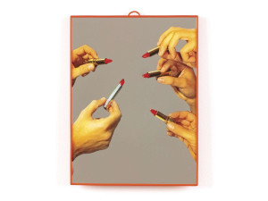 Настенное зеркало с пластиковой рамкой