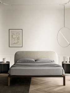 Двуспальная кровать с мягким изголовьем